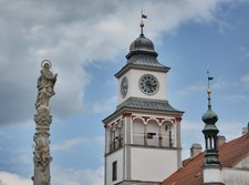 Morový sloup a věž staré radnice na hlavním třeboňském náměstí